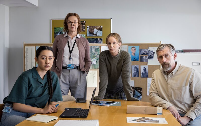 Iris (Sofia Helin, 2.v.r.) ist als neue Leiterin der Abteilung für ungeklärte Kriminalfälle die Chefin von Nina (Inez Micaella Andersson, l.), Kerstin (Kajsa Ernst, 2.v.l.) und Jens (Håkan Bengtsson). – Bild: ZDF und Carolina Romare