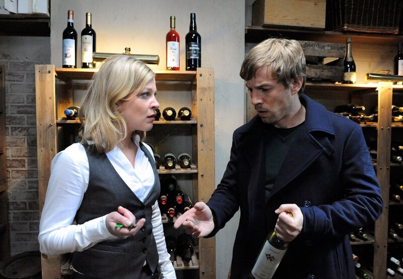 ARD STURM DER LIEBE FOLGE 1219, am Mittwoch um 15:10 Uhr im ERSTEN. Als Lena (Johanna Bönninghaus, l.) Markus (Tobias Dürr, r.) einsperrt, um sich endlich mit ihm auszusprechen, reagiert dieser zunehmend panisch. – Bild: ARD/​Ann Paur