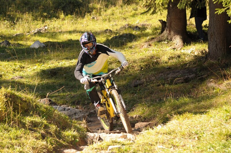 Flori (Tommy Schwimmer) ist im Downhill-Fieber. – Bild: BR/​Jo Bischoff