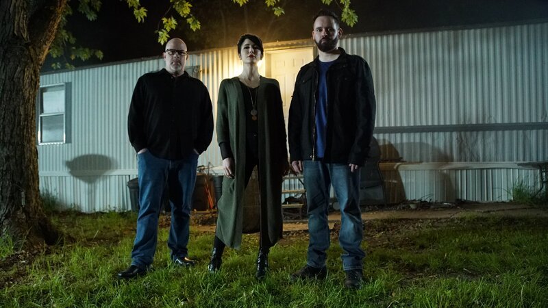 Dave Schrader, Cindy Kaza, and Shane Pittman are ready for the baseline investigation of the home of paranormal witness, Lydia Bell in Columbia, MO as seen on Travel Channel’s The Holzer Files. – Bild: Scripps