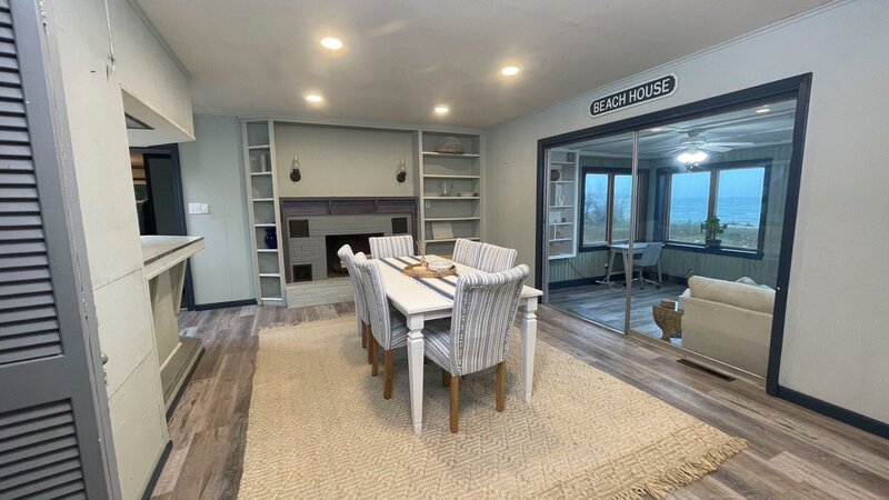 The pre-renovation dining room table at the purchased home, Ridge Rambler. As seen on Magnolia’s original series, Beachfront Bargain Hunt Renovation. – Bild: Warner Bros. Discovery, Inc. or its subsidiaries and affiliates