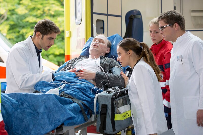 ARD PROGRAMMDIREKTION, IN ALLER FREUNDSCHAFT – DIE JUNGEN ÄRZTE, neue Vorabend-Weekly mit 42, Folgen 2 „Freunde und Familie“, am Donnerstag (29.01.15) um 18:50 Uhr im Ersten. Jakob Kruse wird mit einem Zauberstab im Bauch in die Notaufnahme eingeliefert. V.l.n.r. Dr. Niklas Ahrend (Roy Peter Link), Jakob Kruse (Daniel Borgwardt), Annika Rösler (Paula Schramm), Elias Bähr (Stefan Ruppe), Komparsin (im HG.) – Bild: ARD/​Tom Schulze