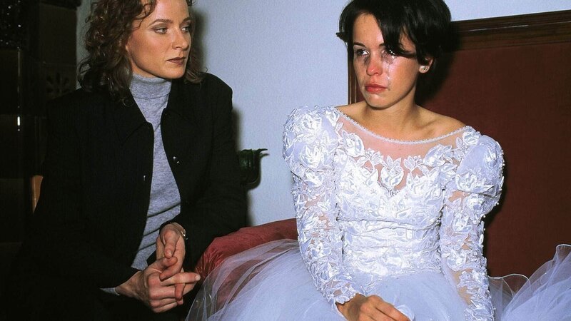 Staatsanwältin Susanne Clausen (Brigitte Beyeler) mußte Ilona (Mareike Fell) eine schreckliche Nachricht überbringen: Ihr Verlobter wurde vergiftet und ist eines qualvollen Todes gestorben. – Bild: MG RTL D