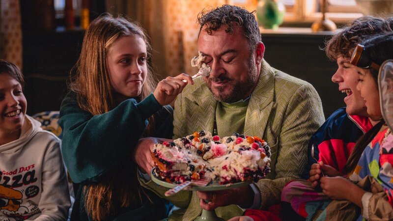 Kirk (Alfred Rivera, links), Katinka (Ida Skelbæk-Knudsen, 2.v.l. ), Miss Nelly (Jakob Fauerby, 3.v.l.), Tristan (Alfred Nordhøj Kann, 2.v.r. ) und Petra (Amelia Ahmad Abdullatif, rechts) haben eine Menge Spaß bei der Tortenschlacht. – Bild: ZDF/​Georg Bussek