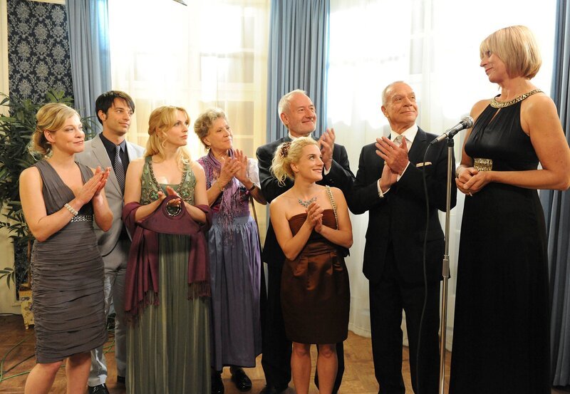 ARD STURM DER LIEBE FOLGE 1229, am Donnerstag um 15:10 Uhr im ERSTEN. André (Joachim Lätsch, 2.v.r.), Hildegard (Antje Hagen, 2.v.l.) und Alfons (Sepp Schauer, l.) sind irritiert, als Tanja (Judith Hildebrandt, r.) das Los mit dem „Dinner für zwei“ zieht. – Bild: ARD/​Ann Paur