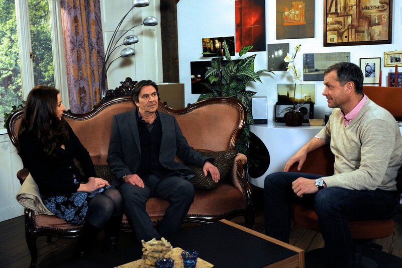 Carla (Maria Fuchs, l.) ist beruhigt, dass der geheimnisvolle „Lukullus“ sich als ihr Vater Nicos (Markus Graf, M.) entpuppt. Doch Torben (Joachim Kretzer, r.) wird hellhörig, als dieser versucht, Carla eine größere Menge Geld aufzudrängen. – Bild: ARD/​Nicole Manthey