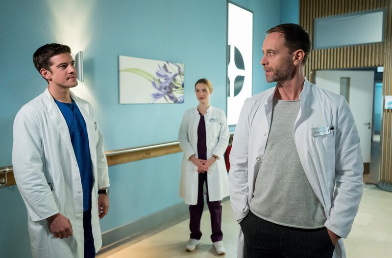 Ben (Philipp Danne, l.) und Julia (Mirka Pigulla, M.) suchen das Gespräch mit Dr. Kai Hoffmann (Julian Weigend, r.). – Bild: ARD/​Jens Ulrich Koch