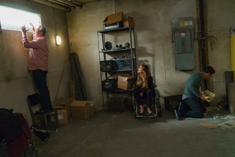 L-R: Cameron Tucker (Eric Stonestreet), Gloria Delgado-Pritchett (Sofía Vergara), Phil Dunphy (Ty Burrell) – Bild: Comedy Central