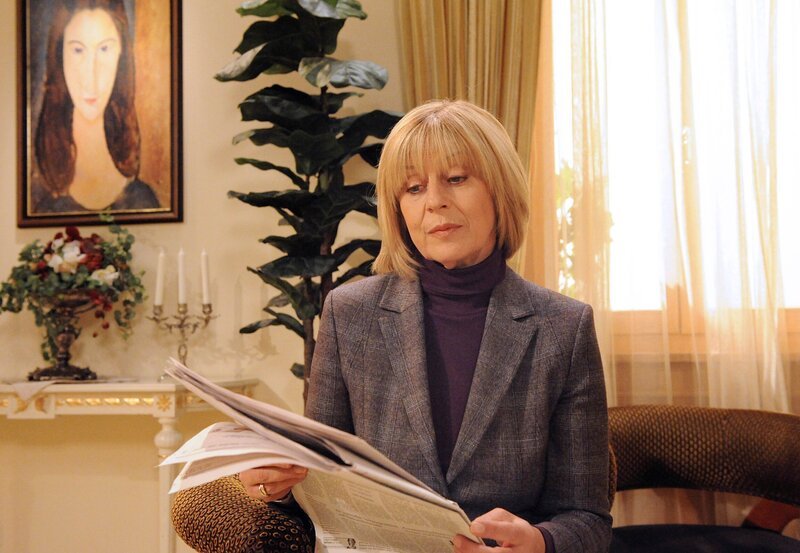 Charlotte (Mona Seefried) freut sich, dass die Zeitung über ihre gelungene Charity-Veranstaltung berichtet. – Bild: ARD/​Ann Paur