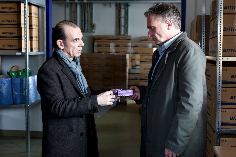 Hauptkommissar Andreas Keppler (Martin Wuttke, links) versucht im Warenlager der Firma von Johannes Bittners (Bernhard Schir, rechts) herauszubekommen, ob der etwas mit dem Tod von Amelie zu tun hat. War ihm das Kind seiner neuen Lebensgefährtin bei seinen Plänen nach Kairo zu ziehen im Weg? Als Keppler hinter einer Palette das Handy des ermordeten Mädchens findet, ist Bittner für ihn nicht mehr nur Zeuge sondern dringend tatverdächtig. – Bild: MDR/​Saxonia Media/​Junghans