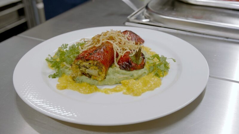 Ein Hauptgericht des Klostergasthofs Andechs – Gefüllte Paprika Bulgur, Schalotten, Kranzbeeren, Kräuter, Maiscremesoße, Kartoffel-Erbsen-Püree wird auf einem weißen Teller präsentiert. – Bild: Carsten Frank /​ BR, Bewegte Zeiten Filmproduktion GmbH /​ BR/​Bewegte Zeiten Filmproduktion GmbH/​Carsten Frank