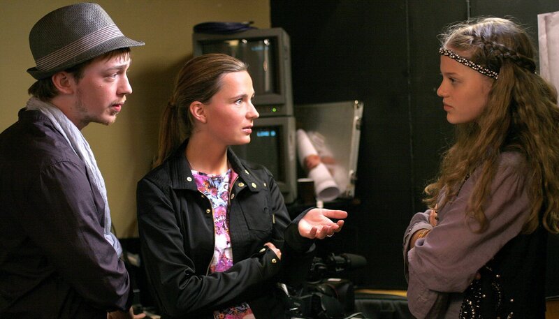 Emma versucht, die belastenden Video Bilder vom Produzenten der Show zurückzuholen. v.l.: Tino Mews, Zarah Jane McKenzie, Sophie Karbjinski – Bild: NDR/​Southern Star