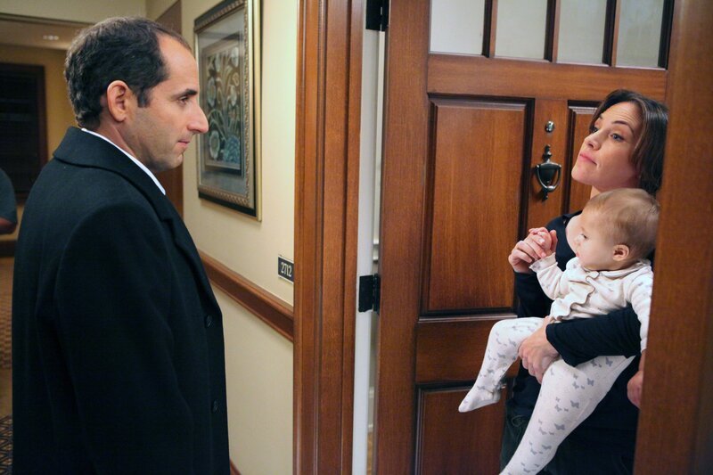Geschockt erfährt Taub (Peter Jacobson, l.), dass seine Ex-Frau Rachel (Jennifer Crystal Foley, r.) mit dem gemeinsamen Baby ans andere Ende des Landes ziehen will … – Bild: Adam Taylor