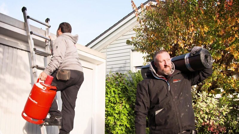Sascha seals the roof of a garage near Bielefeld with his work colleagues. – Bild: DMAX