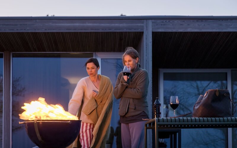 Es gibt familiäre Unstimmigkeiten wegen der Urne mit den Überresten des Lebensgefährten von Iris (Sofia Helin, r.). Sie und Kattis (Hedda Stiernstedt, l.) sorgen für eine unkonventionelle Lösung. – Bild: ZDF und Carolina Romare