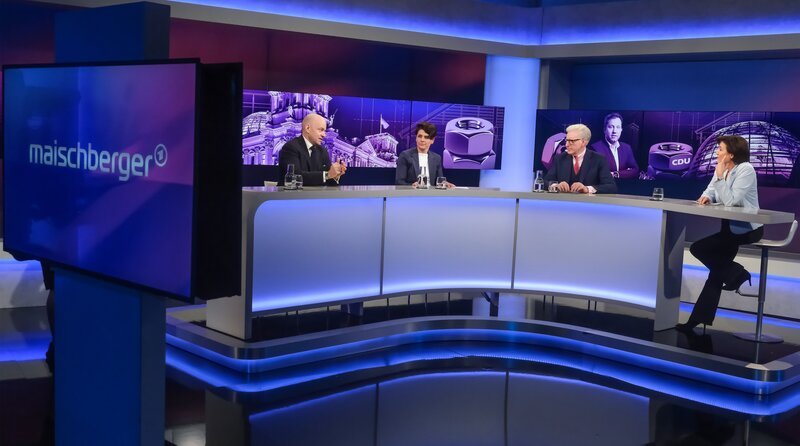 Zu Gast bei Moderatorin Sandra Maischberger (r.): v.l.n.r. Marc Felix Serrao (Welt-Journalist), Anna Lehmann (taz-Journalistin) und Theo Koll (langjähriger Leiter des ZDF-Hauptstadtstudios). – Bild: WDR/​Oliver Ziebe