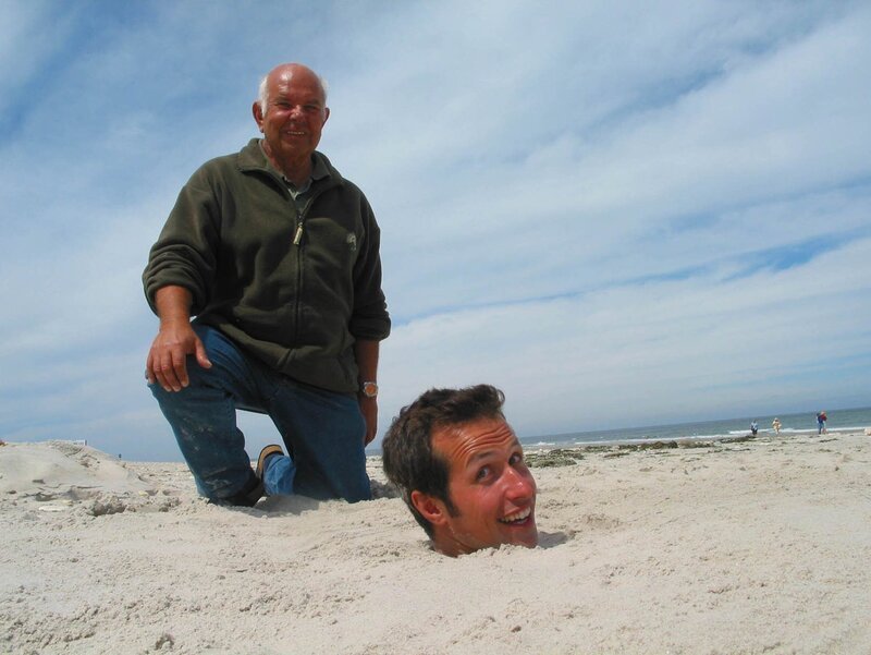 Willi mit dem Seehundschützer Dieter während der Dreharbeiten am Strand von Helgoland. – Bild: BR/​megaherz gmbh