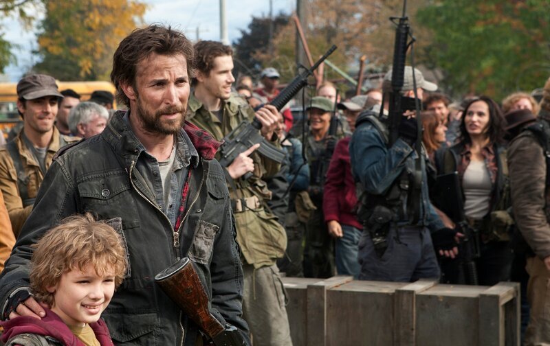 Geben den Kampf nicht auf: Tom (Noah Wyle, vorne 2.v.r.), Matt (Maxim Knight, vorne r.) und die restlichen Überlebenden … – Bild: Falling Skies: TM & 2011 TNT. A Time Warner Company. All rights reserved.