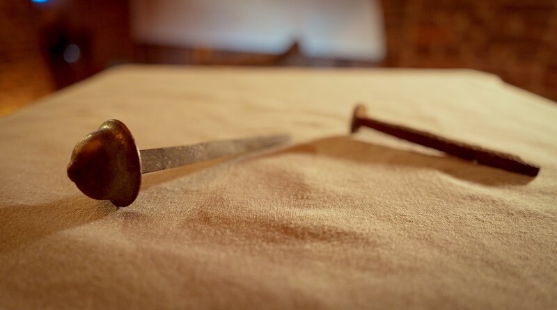 Bei Kreuzigungen wurden Nägel verwendet, die zu starken Blutungen führten. Diese Rückstände soll man am Grabtuch von Turin erkennen. Weiteres Bildmaterial finden Sie unter www.br-foto.de. – Bild: Tellux Film GmbH Dresden/Metafilm GmbH/ORF/BR Bei Kreuzigungen wurden Nägel verwendet, die zu starken Blutungen führten. Diese Rückstände soll man am Grabtuch von Turin erkennen. Weiteres Bildmaterial finden Sie unter www.br-foto.de. – Bild: Tellux Film GmbH Dresden/Metafilm GmbH/ORF/BR