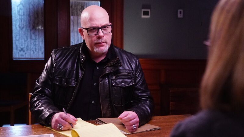 Dave Schrader hears about paranormal incidents in an interview in the Cohasset Historical Society for an investigation in Cohasset, MA as seen on Travel Channel’s The Holzer Files. – Bild: Discovery Communications, LLC.