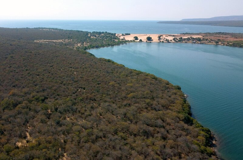 Der Tanganjikasee hat mit seiner Länge von fast 700 Kilometern die längste Küste eines Süßwassersees weltweit. – Bild: Harald Pokieser/​Cosmos Factory
