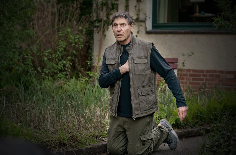 Pio (Mark Zak) bricht mit Schmerzen zusammen. – Bild: ARD/​SWR/​Oliver Feist