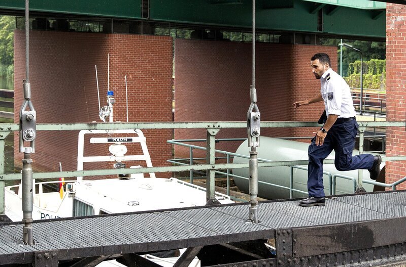 Schleuse Kleinmachnow: Fahri Celik verfolgt einen Tatverdächtigen. – Bild: ARD/​Daniela Incoronato