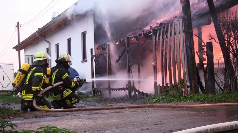 Feuerwehrleute versuchen, das Hauptgebäude eines beliebten Ausflugsrestaurants vor den Flammen zu retten. – Bild: DMAX