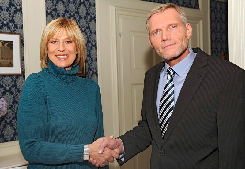 Charlotte (Mona Seefried, l.) und Aumann (Amadeus Bodis, r.) werden von einem Zeitungsfotografen überrascht. – Bild: ARD/​Ann Paur