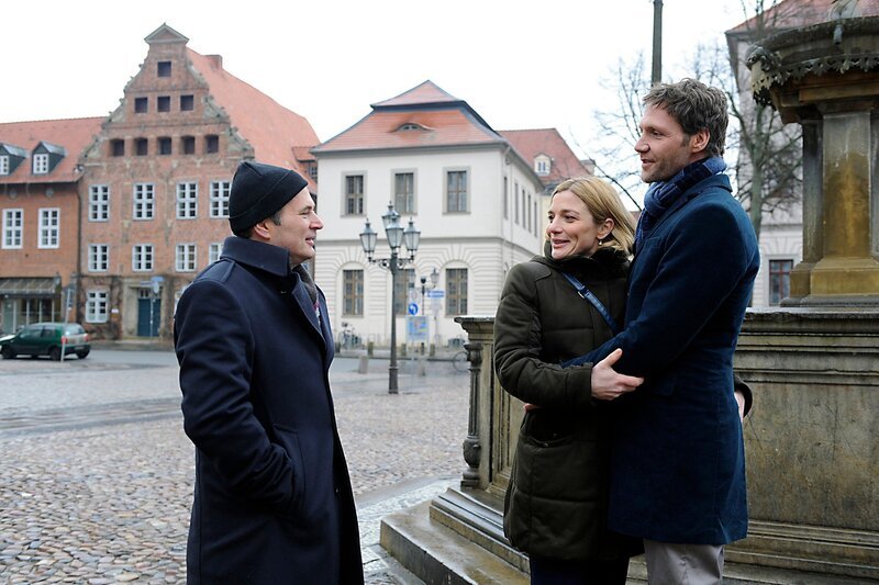 Für Lisa (Daniela Wutte, M. mit Patrik Fichte, r.) geht der Prozess gut aus. Sie kommt mit einer Geldstrafe davon. Kurz danach fordert jedoch Malte (Marcus Bluhm, l.) sein Tribut ein. – Bild: ARD/​Nicole Manthey