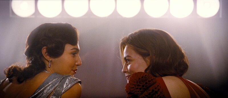 Linnet (Gal Gadot, l.) und Jacqueline (Emma Mackey, r.) waren einst gute Freundinnen, bis Linnet Jacqueline ihren Verlobten Simon ausgespannt hat. – Bild: ZDF und Rob Youngson