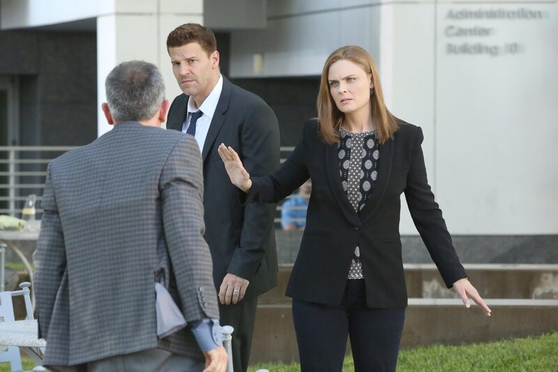 Booth (David Boreanaz, M.) und Brennan (Emily Deschanel) – Bild: Patrick McElhenney