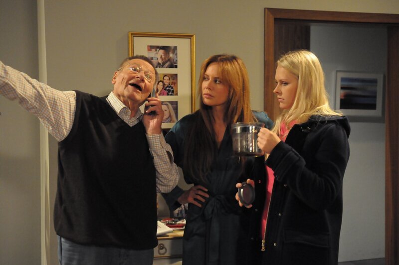 Alois verwundert die Familie, als er wie ausgewechselt ist. Von links: Alois (Erich Hallhuber), Trixi (Doreen Dietel) und Yvonne Preissinger (Alexa Eilers). – Bild: BR/​Jo Bischoff