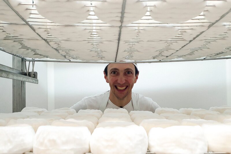 Käsemeister Vinzenz Stern bei der Camembert Produktion – Bild: ServusTV /​ Bilderfest