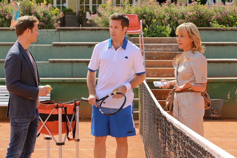 Die Kommissare Danner (Katharina Abt, r.) und Oliver Gehring (Roman Roth, l.) befragen den Tennistrainer Julian Steger (Jan Hartmann, M.). Hat er etwas zu verbergen? – Bild: ZDF und Christian A. Rieger