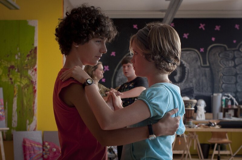 Tommy (Lucas Leppert) und Sophie (Anica Röhlinger) trainieren fleißig für den Paarwettbewerb. – Bild: MDR/​Anke Neugebauer