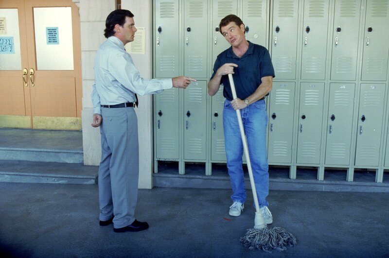 L-R: Lionel Herkabe (Chris Eigeman), Hal (Bryan Cranston) – Bild: ViacomCBS