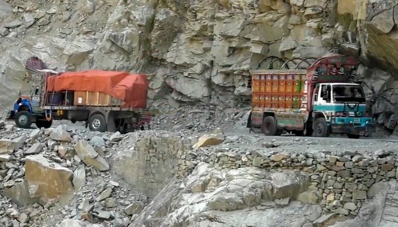 Tausende Trucks kämpfen sich täglich durch schroffe Felswände und entlang steiler Abgründe – sie sind die Lebensader zwischen Hauptstadt und Provinz. – Bild: phoenix