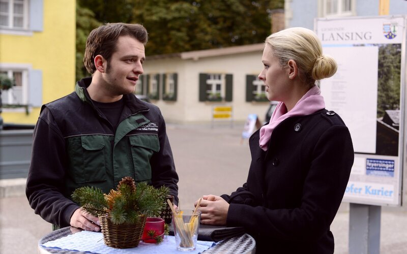 Flori gratuliert Yvi zu ihrem neuen Job. Von links: Florian Brunner (Tommy Schwimmer) und Yvonne Preissinger (Alexa Eilers). – Bild: BR/​Marco Orlando Pichler