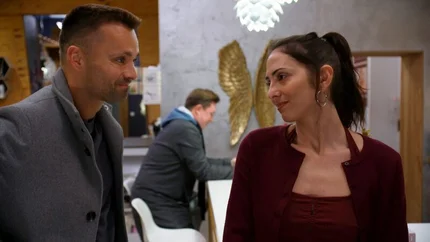 Sara freut sich insgeheim über ihr Baby, doch aus Angst, Mike könnte wegen seiner traumatischen Erfahrung mit Hope überfordert sein, unterdrückt sie ihre Emotionen – und informiert sich über einen möglichen Schwangerschaftsabbruch. – Bild: RTLZWEI