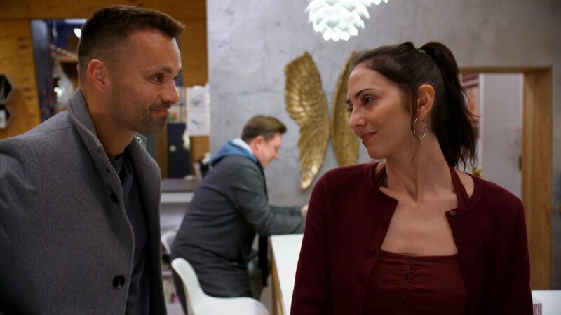 Sara freut sich insgeheim über ihr Baby, doch aus Angst, Mike könnte wegen seiner traumatischen Erfahrung mit Hope überfordert sein, unterdrückt sie ihre Emotionen – und informiert sich über einen möglichen Schwangerschaftsabbruch. – Bild: RTLZWEI