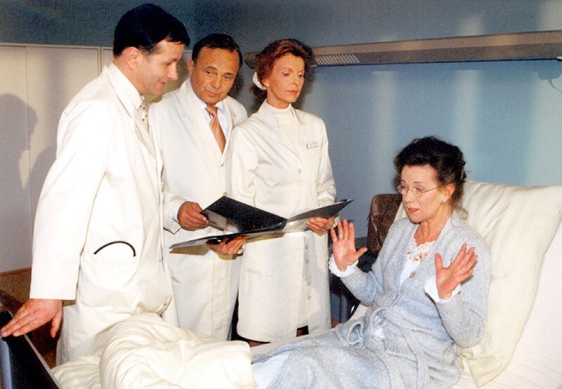 Graefin von Loeschwitz hält mit ihren Extrawuenschen die Sachsenklinik in Trapp. Dr. Heilmann und Prof. Simoni sind stets zu Diensten, doch Oberschwester Ingrid geht das entschieden zu weit. – Bild: NDR/​MDR/​Laue