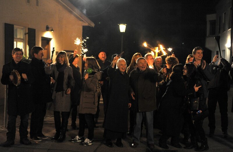 Die Lansinger freuen sich über einen böllerfreien und glücklichen Start ins Neue Jahr. – Bild: BR/​Marco Orlando Pichler