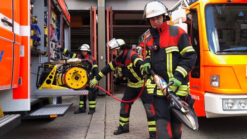 In the central Hessian town of Giessen, emergency workers join forces to extinguish a garden hut shortly before sunrise. – Bild: DMAX