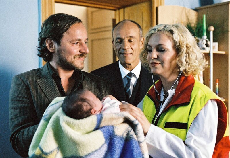 Leni hat ein gesundes Mädchen auf die Welt gebracht. Der Vater (Thomas Schmauser) ist stolz, Anwalt Zörnig (Heiner Lauterbach freut sich mit der Ärztin (Anette Hellwig). – Bild: ZDF und MDR, Conny Klein