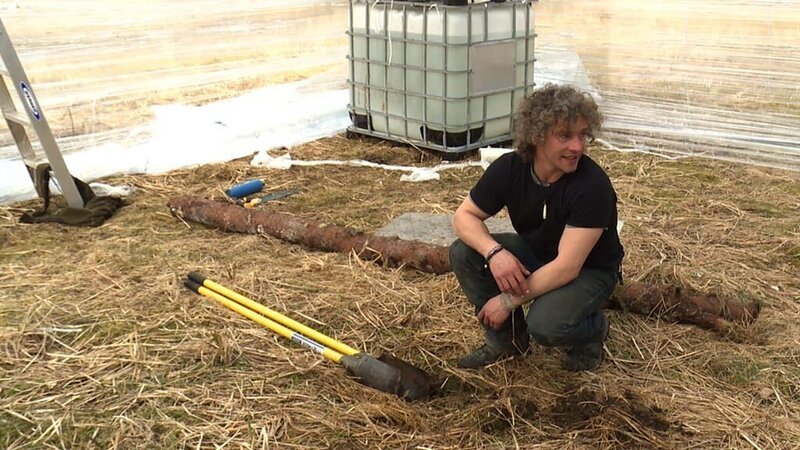 Matt Brown about to prep the soil in the greenhouse. – Bild: Discovery Communications