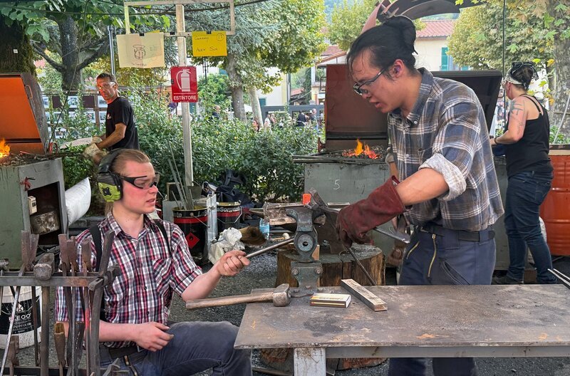 In drei Stunden müssen die beiden Hamburger Lehrlinge David (2.v.l.) und Alex (2.v.r.) ihr Wettbewerbsstück schmieden. – Bild: Spiegel TV