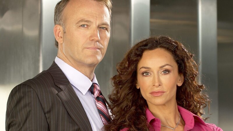 Major Mike Kessler (James McGowan, l.), Special Agent Bianca LeGarda (Sofia Milos, r.) – Bild: AXN Black