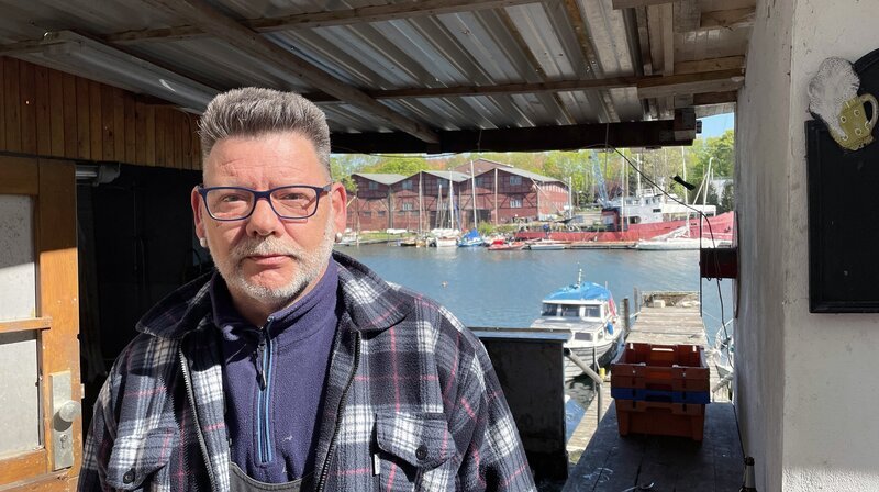 Claas Wollna ist der letzte Berufsfischer von Stralsund – seinen Liegeplatz hat er im alten Marine-Hafen vom Dänholm. – Bild: NDR