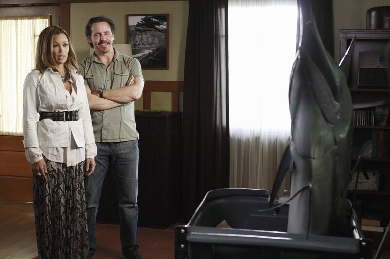 Ben (Charles Mesure, r.) hat ganz besondere Pläne für Renee (Vanessa Williams, l.) … – Bild: 2011 American Broadcasting Companies, Inc. All rights reserved. /​ Ron Tom Lizenzbild frei